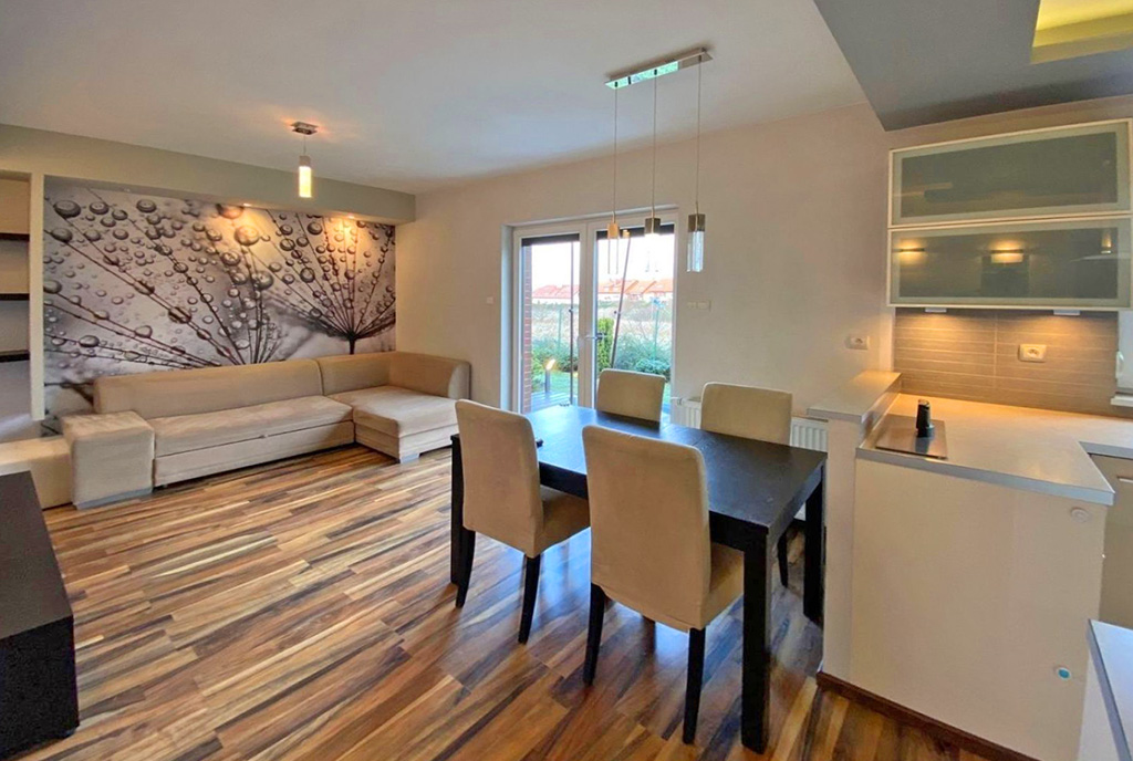 na pierwszym planie jadalnia, w oddali salon w ekskluzywnym apartamencie na wynajem Szczecin