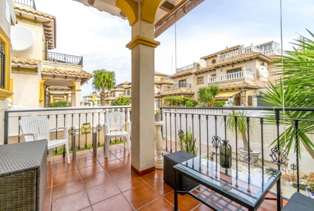 ogromny taras przy ekskluzywnej willi do sprzedaży Hiszpania (Costa Blanca, Orihuela Costa)
