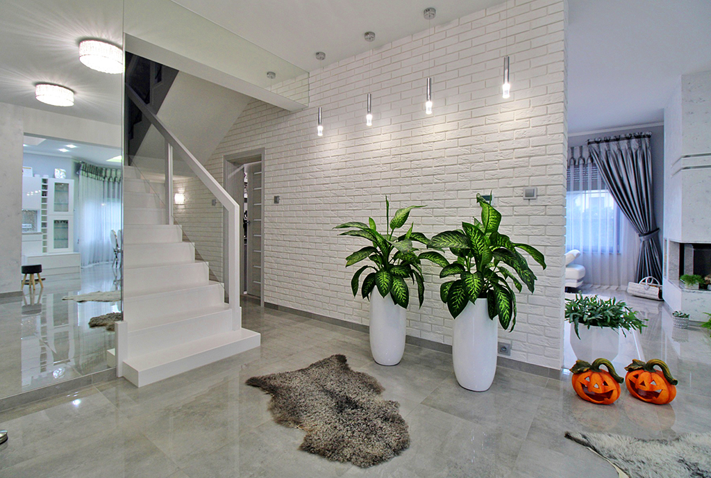 na zdjęciu hol i przedpokój w ekskluzywnej willi do sprzedaży Gorzów Wielkopolski