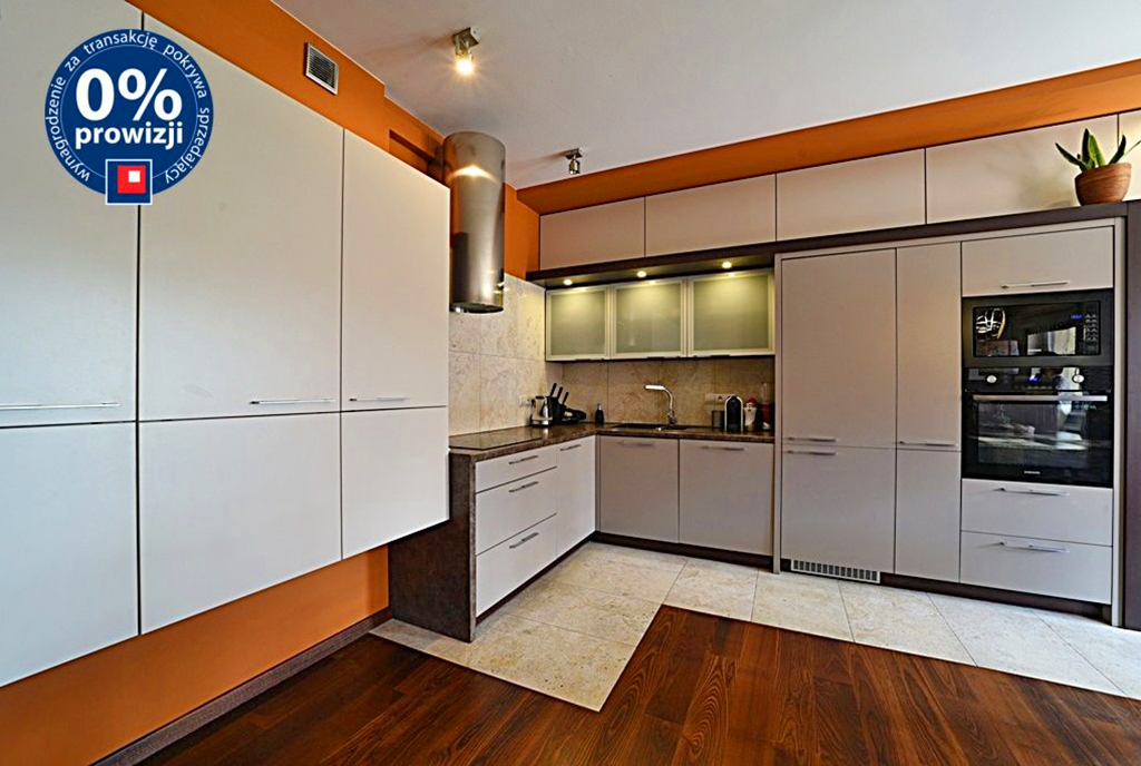 kuchni w funkcjonalnej zabudowie w luksusowym apartamencie do sprzedaży Bolesławiec