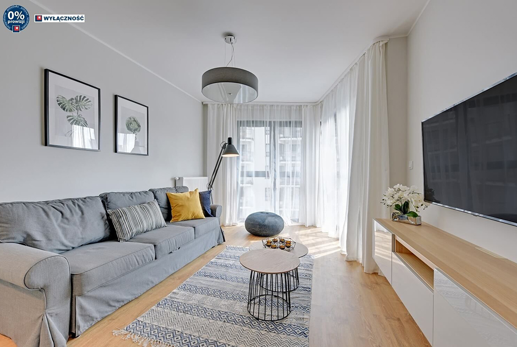 słoneczny pokój dzienny w ekskluzywnym apartamencie do sprzedaży Legnica