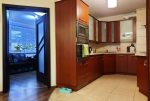 kuchnia a także wejście do salonu w luksusowym apartamencie do sprzedaży Nowogard