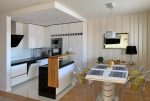zaprojektowane zgodnie z nowoczesnymi trendami wnętrze aneksu kuchennego w ekskluzywnym apartamencie do wynajmu Mazury