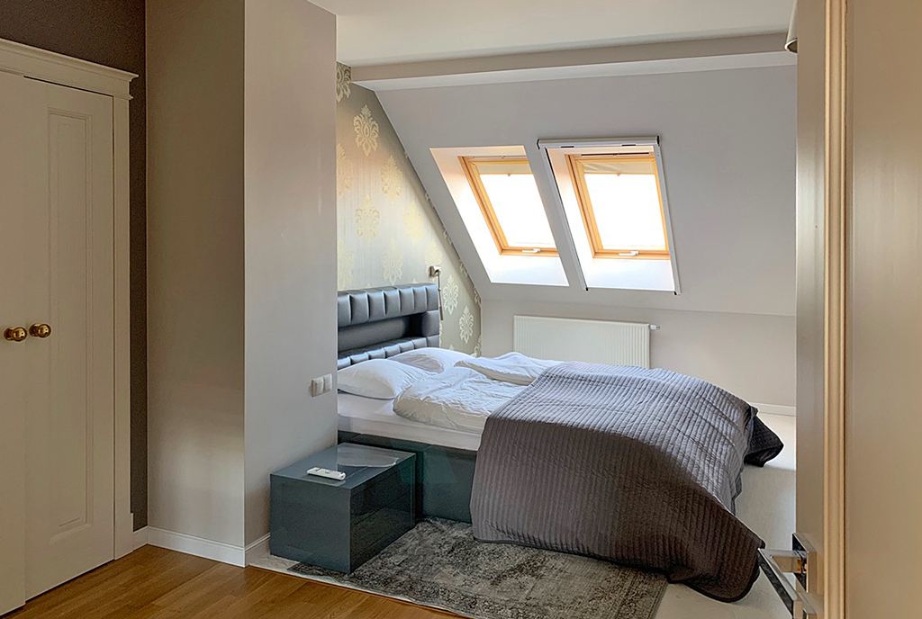 prywatna sypialnia na pierwszej kondygnacji luksusowego apartamentu do wynajęcia Mazury