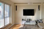 widok na pokój gościnny w ekskluzywnym apartamencie na wynajem Mazury