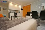widok z salonu na aneks kuchenny w ekskluzywnym apartamencie na sprzedaż Konin