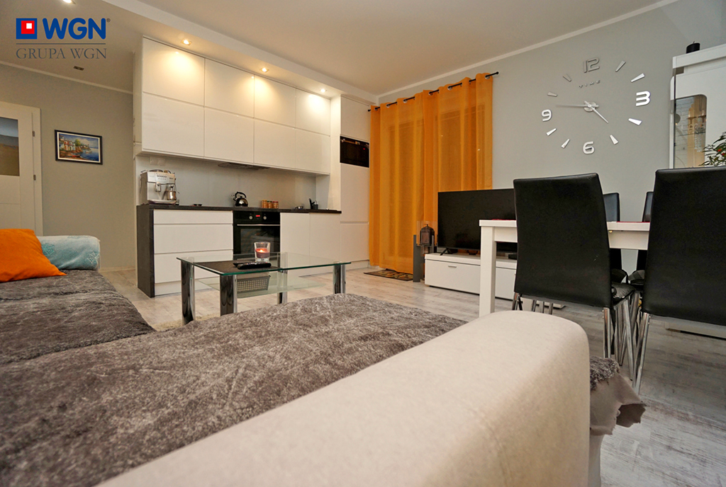 widok z salonu na aneks kuchenny w ekskluzywnym apartamencie na sprzedaż Konin