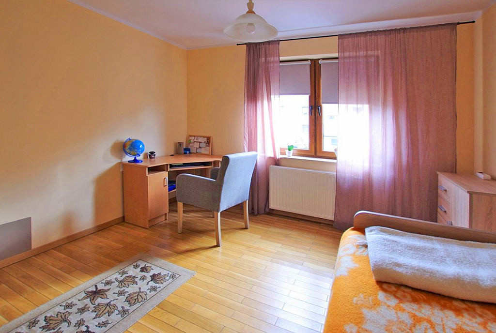 jeden z pokoi w luksusowym apartamencie do sprzedaży Legnica (okolice)