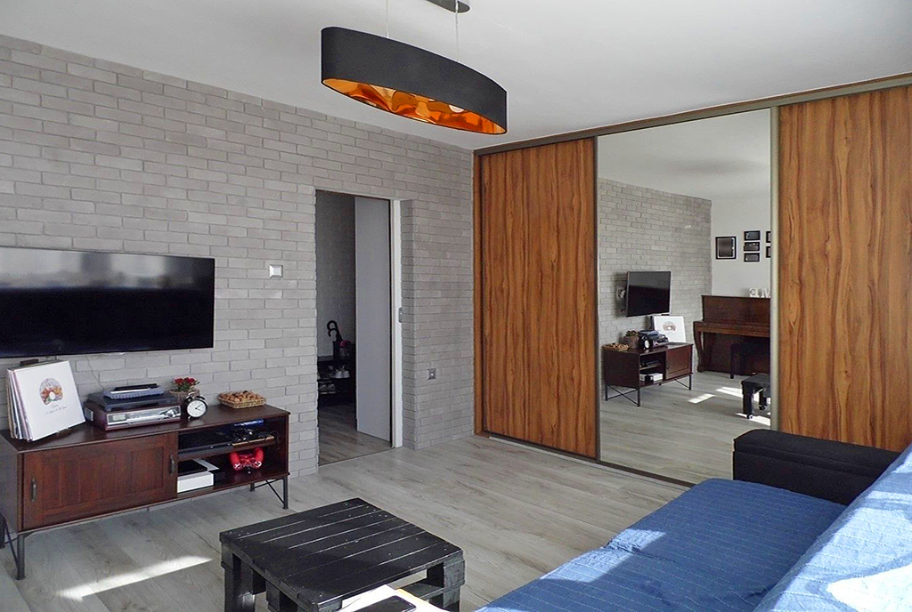 zdjęcie prezentuje ekskluzywny pokój z pianinem w luksusowym apartamencie na sprzedaż Malbork