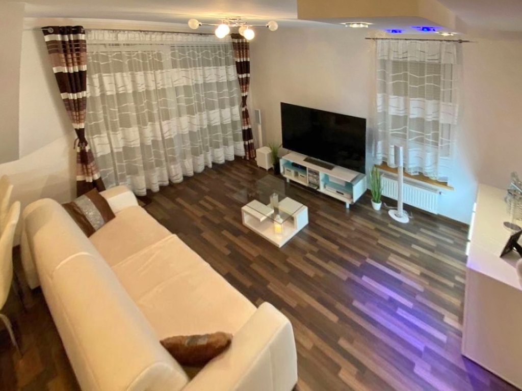 widok z góry na pokój dzienny w luksusowym apartamencie do sprzedaży Szczecin (okolice)