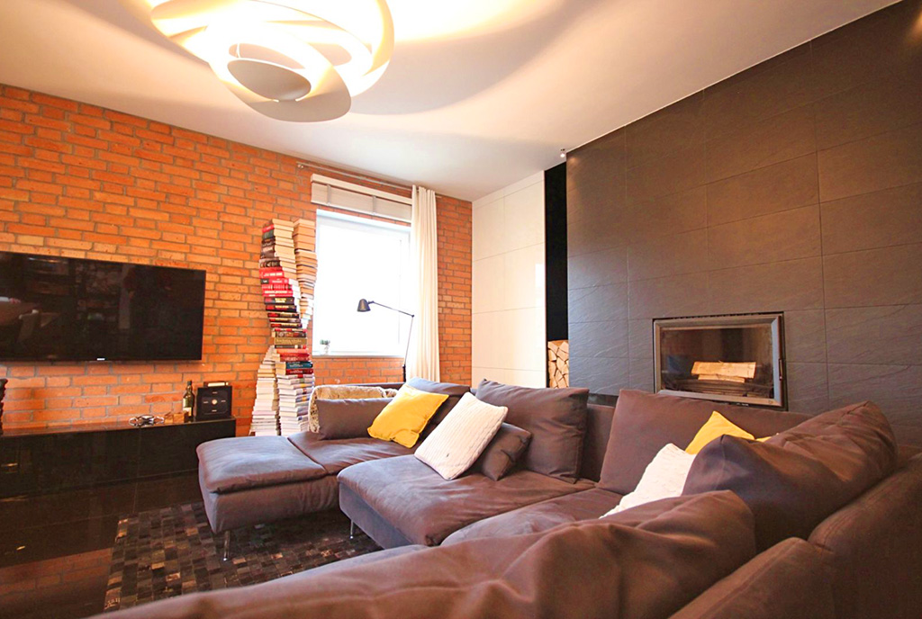 widok na kominek w salonie ekskluzywnego apartamentu do sprzedaży Szczecin