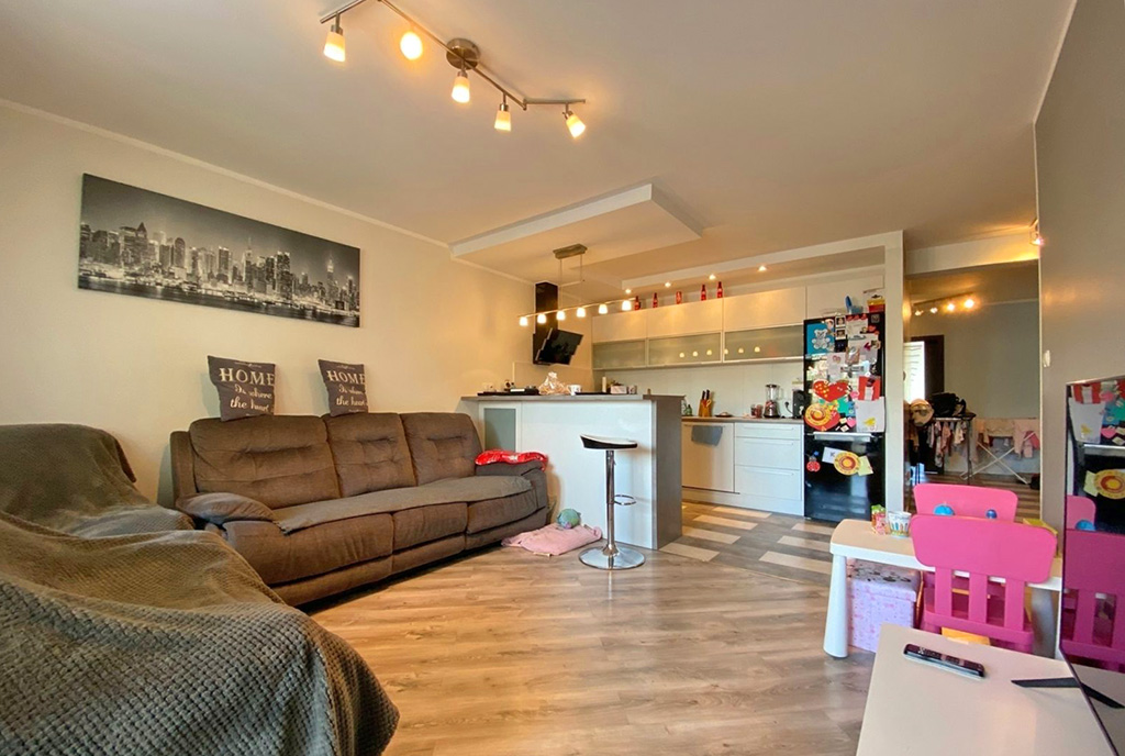 widok od strony salonu na aneks kuchenny w luksusowym apartamencie na sprzedaż Szczecin