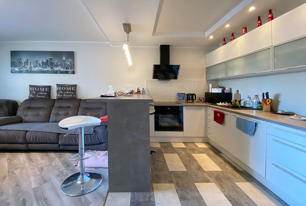 po lewej pokój dzienny, po prawej kuchnia w ekskluzywnym apartamencie do sprzedaży Szczecin