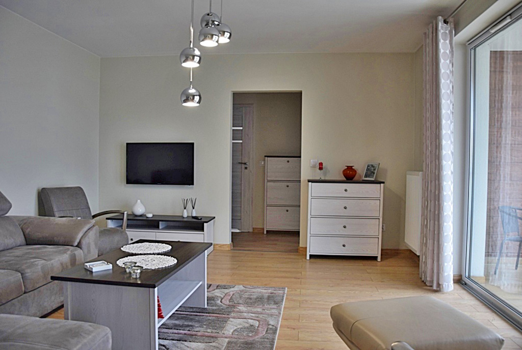 druga strona pokoju gościnnego w luksusowym apartamencie do wynajmu Bolesławiec