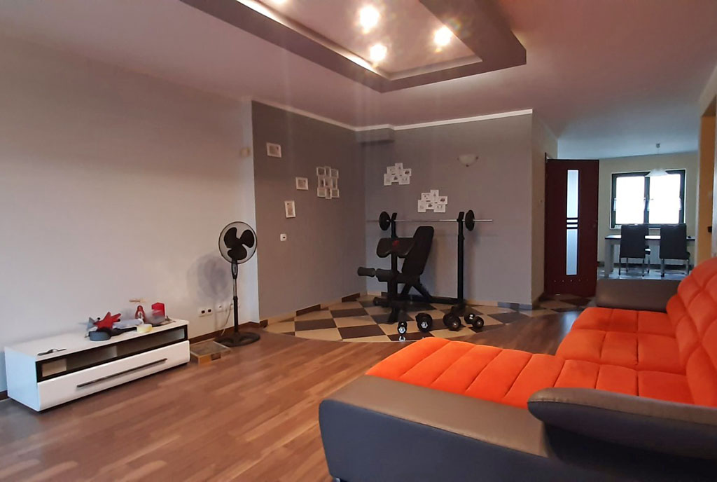 imponująco oświetlony salon w ekskluzywnym apartamencie do wynajmu Legnica (okolice)