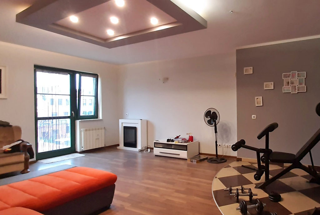 druga strona salonu w ekskluzywnym apartamencie na wynajem Legnica (okolice)