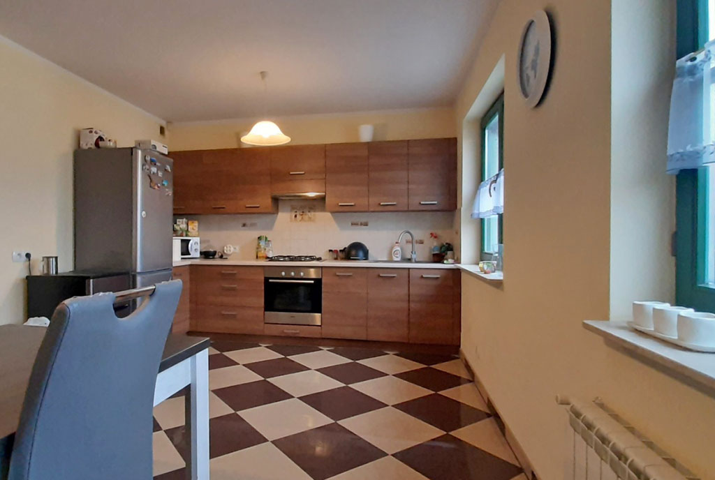 widok z salonu na aneks kuchenny w luksusowym apartamencie do wynajęcia Legnica (okolice)