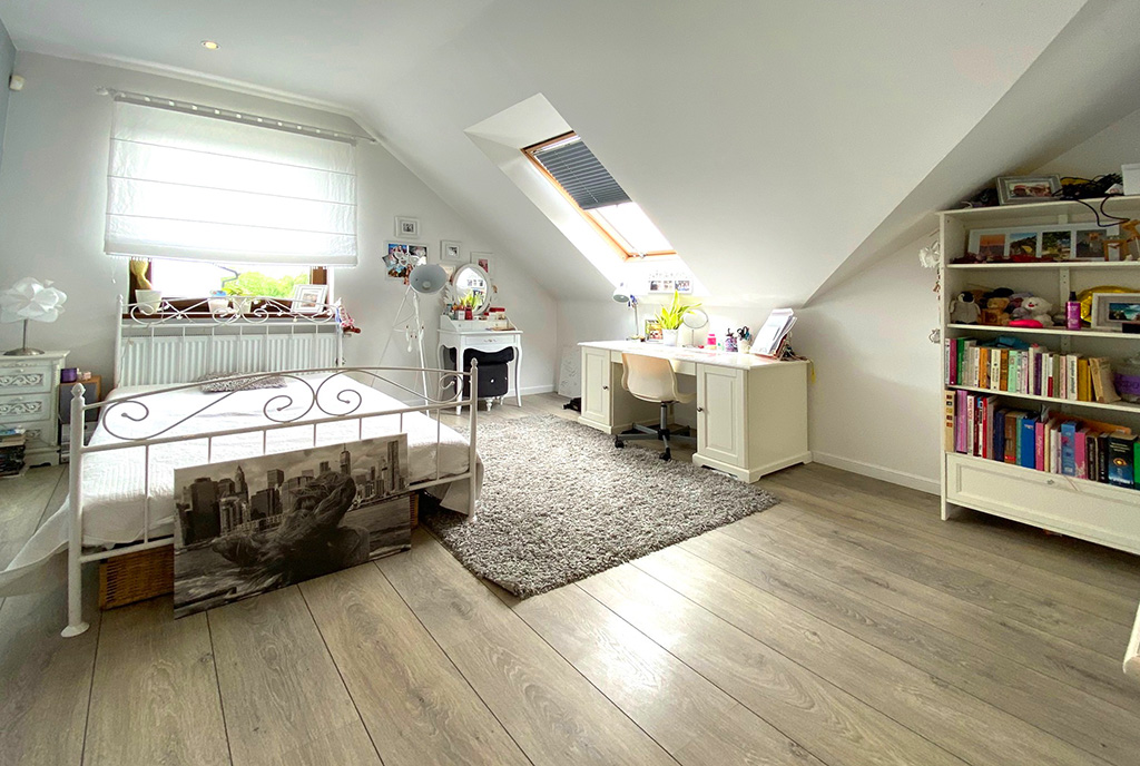 na zdjęciu wytworny pokoi w ekskluzywnej willi do sprzedaży Szczecin (okolice)