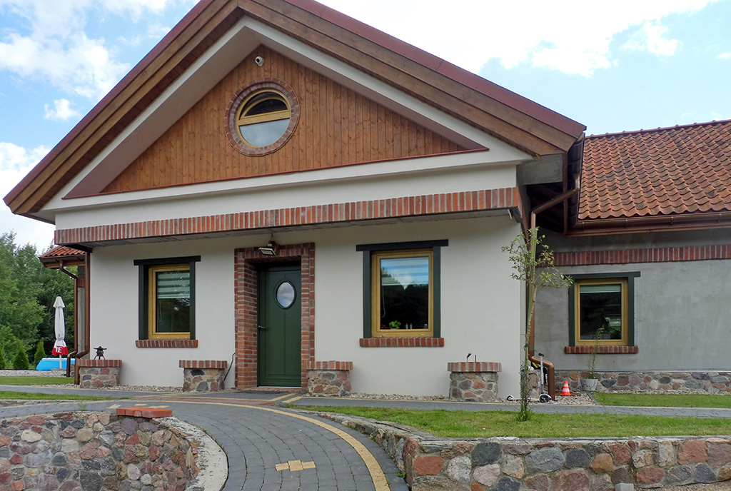 imponujące rozmachem wejście do luksusowej willi na sprzedaż Mazury