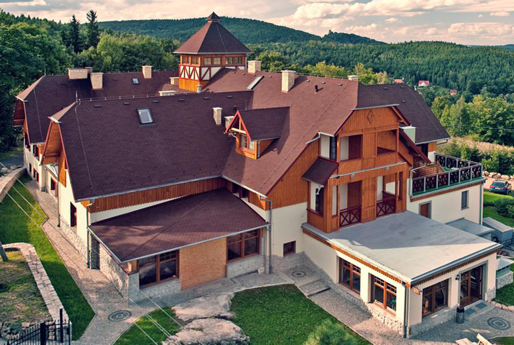 widok z lotu ptaka na luksusową willę na sprzedaż Szklarska Poręba