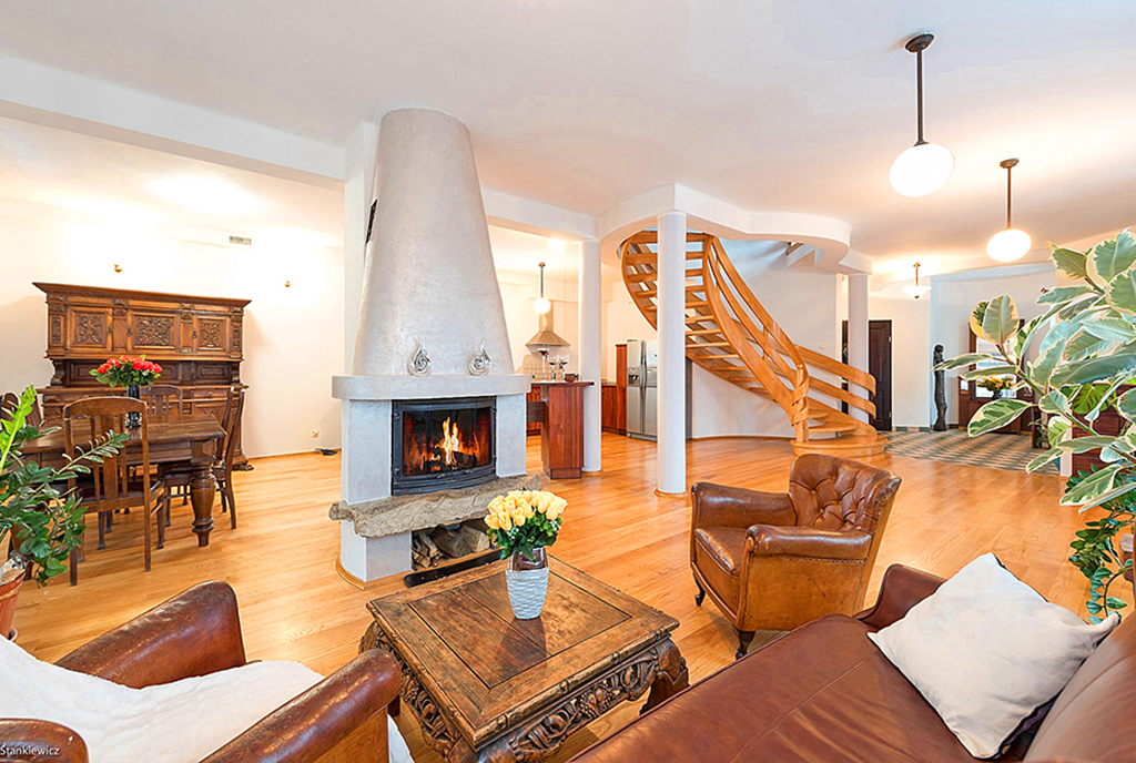 prestiżowy salon z kominkiem w ekskluzywnej willi na sprzedaż Warszawa