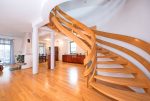 oryginalne schody na górny poziom w ekskluzywnej willi na sprzedaż Warszawa