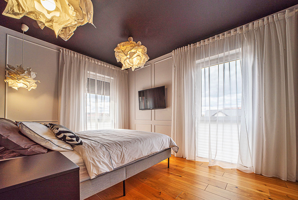 elegancka i zaciszna sypialnia w luksuswoym apartamencie na sprzedaż Bolesławiec