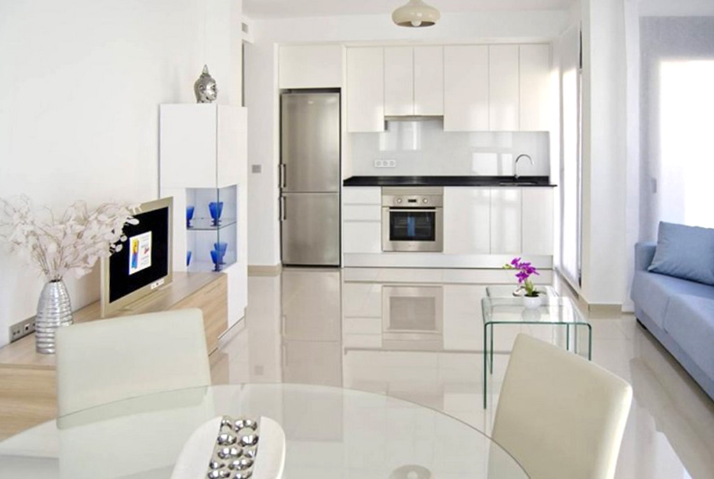 widok z salonu na aneks kuchenny w ekskluzywnym apartamencie do sprzedaży Hiszpania (Los Montesinos)