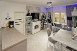 nowoczesny design w salonie luksusowego apartamentu na sprzedaż Konin (okolice)