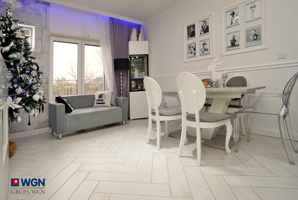 po prawej jadalnia, po lewej pokój dzienny w ekskluzywnym apartamencie do sprzedaży Konin (okolice)