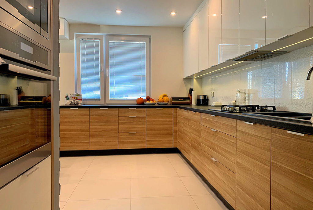 kuchni w funkcjonalnej zabudowie w ekskluzywnym apartamencie do sprzedaży Konin