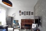 na pierwszym planie pianino w pokoju ekskluzywnego apartamentu na sprzedaż Malbork