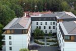 widok z lotu ptaka na osiedle, na którym mieści się ekskluzywny apartament do sprzedaży Mazury
