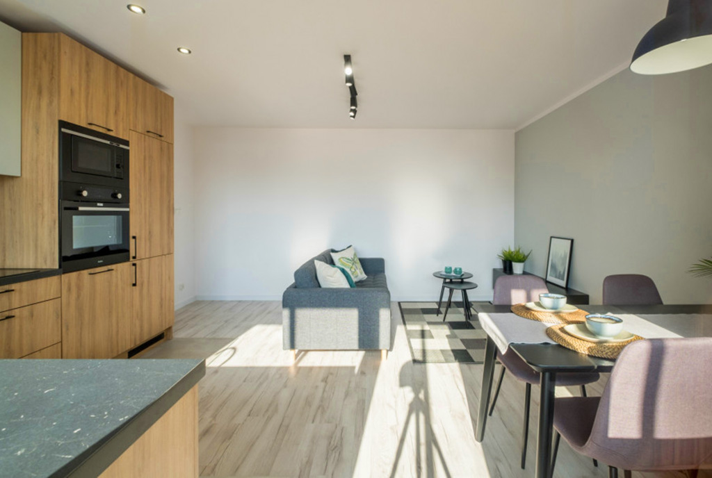 po lewej kuchnia, po prawej jadalnia w luksusowym apartamencie na sprzedaż Gdańsk