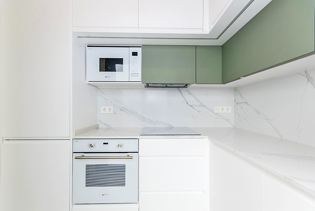 zabudowana kuchnia w luksusowym apartamencie na sprzedaż Hiszpania