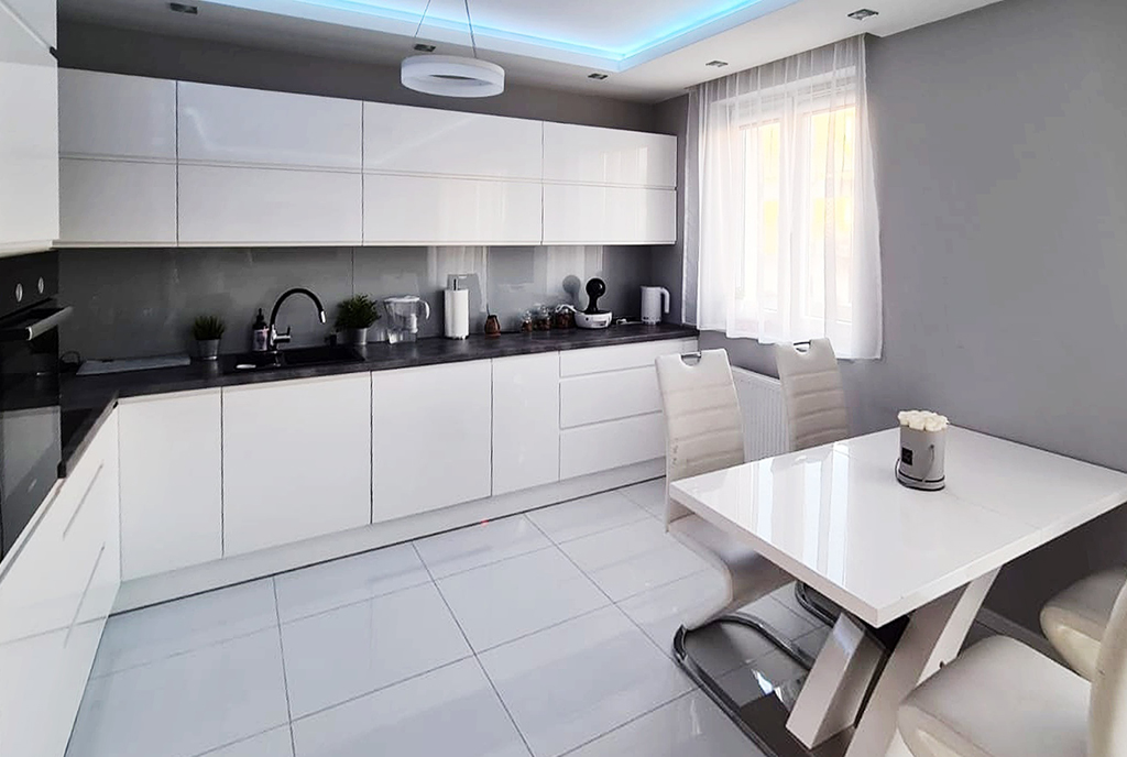 kuchnia w praktycznej zabudowie w ekskluzywnym apartamencie do sprzedaży Szczecin