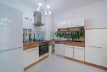 zaprojektowana zgodnie z najnowszymi trendami kuchnia w luksusowym apartamencie do wynajęcia Bolesławiec