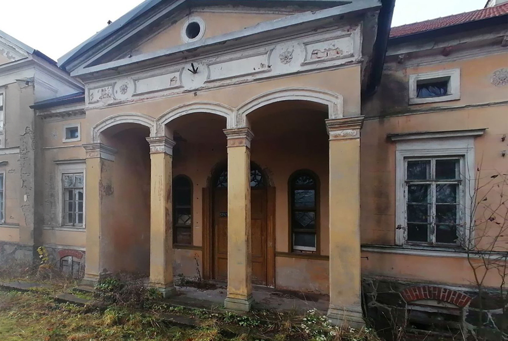 reprezentacyjne wejście z kolumnami do ekskluzywnego dworu do sprzedaży warmińsko-mazurskie