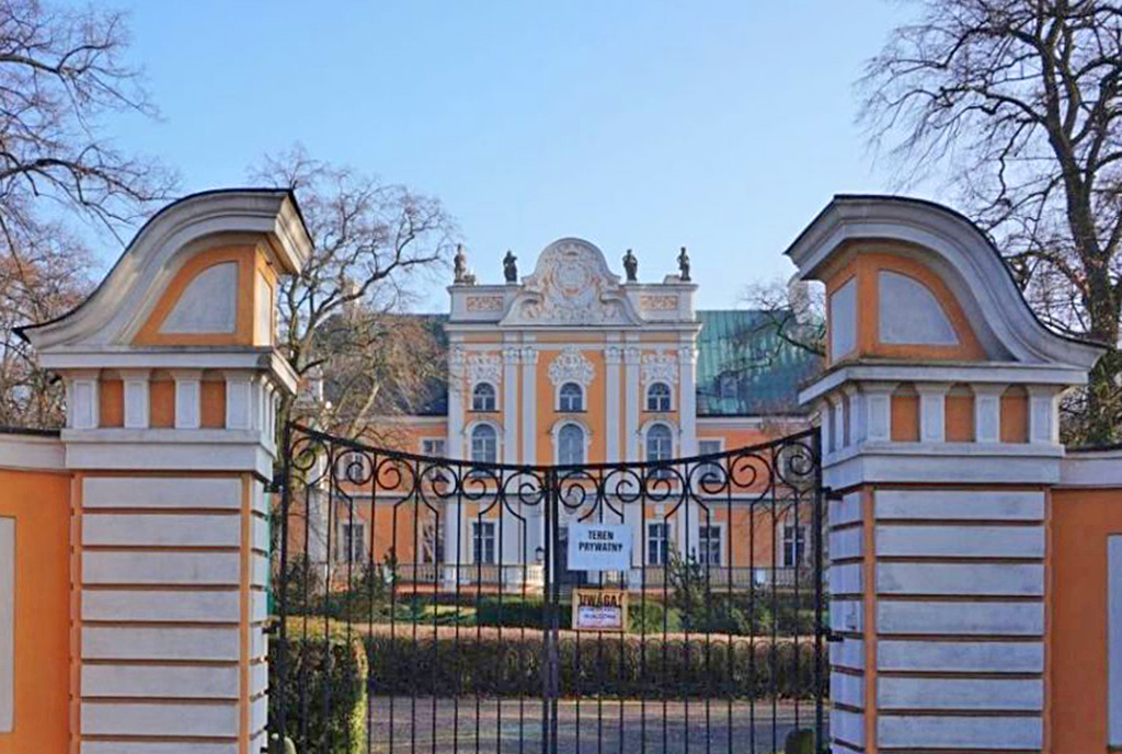 komfortowy wjazd na teren ekskluzywnego pałacu do sprzedaży Wielkopolska