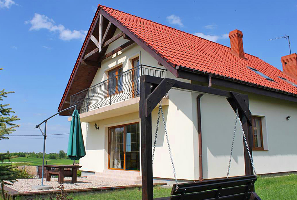 zbliżenie na taras przy luksusowej willi na sprzedaż Mazury
