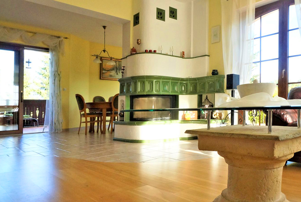 elegancki kominek w wytwornym salonie w luksusowej willi do sprzedaży Polanica-Zdrój