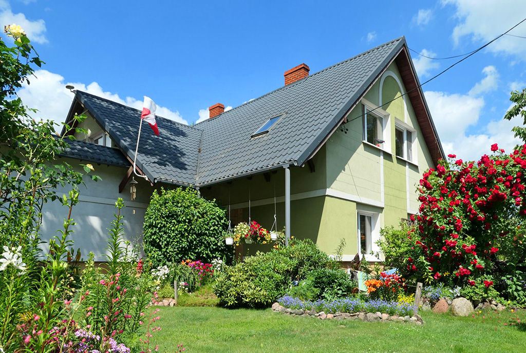 widok od strony ogrodu na ekskluzywną willę na sprzedaż Kwidzyn (okolice)