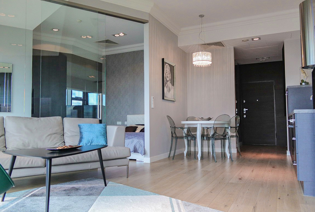 po lewej sypialnia, po prawej salon w luksusowym apartamencie na wynajem Wrocław Krzyki