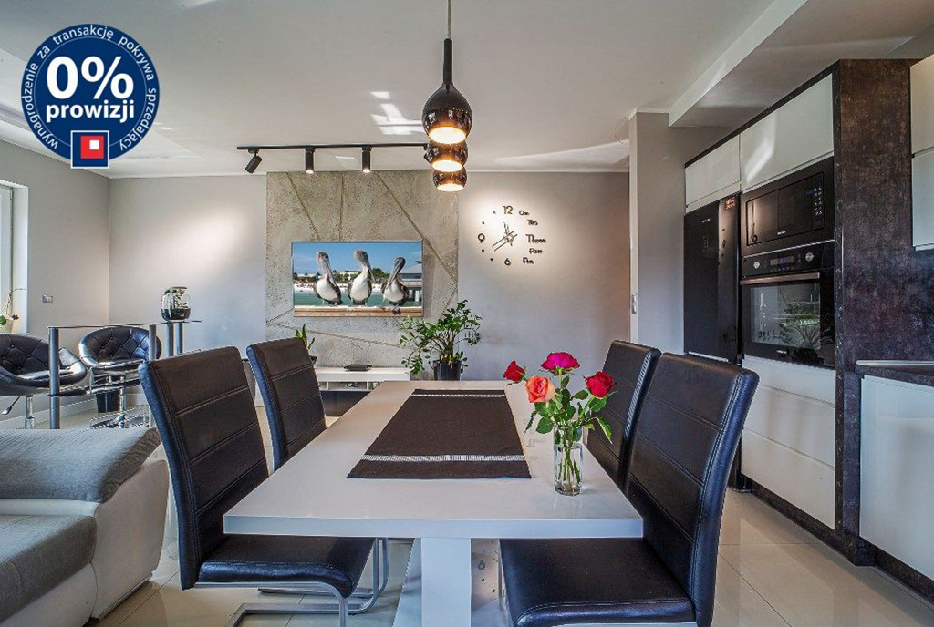 na pierwszym planie jadalnia w ekskluzywnym apartamencie do sprzedaży Bolesławiec