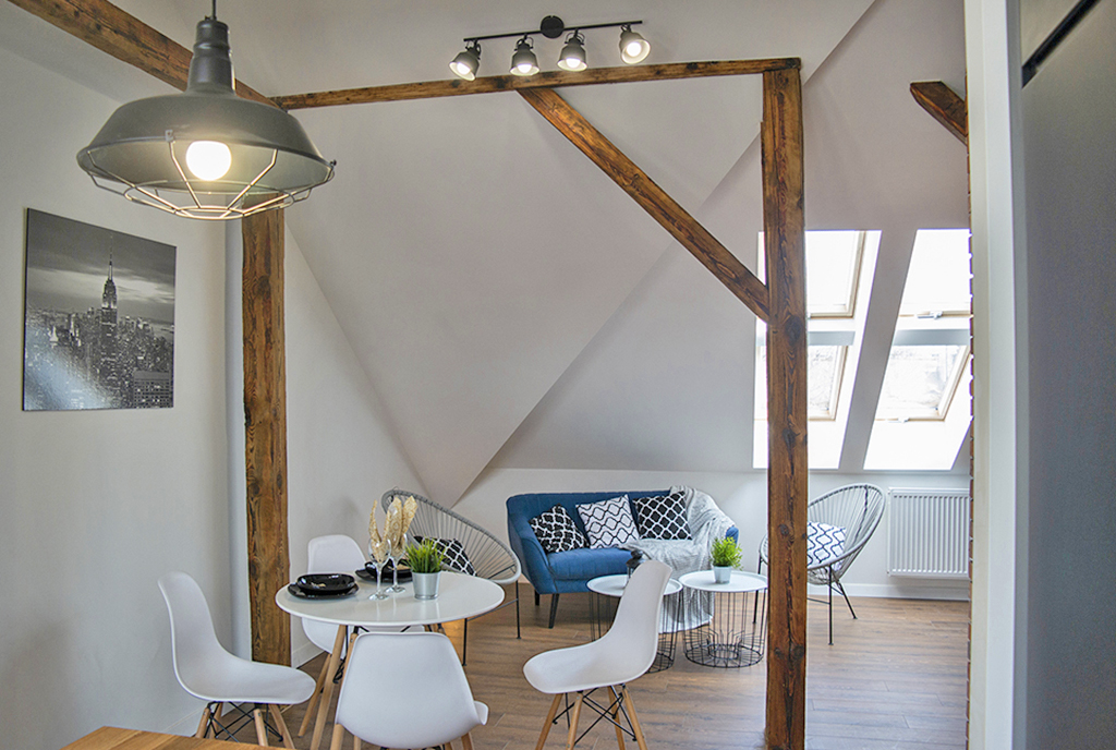 zaprojektowany zgodnie z najnowszymi trendami salon w ekskluzywnym apartamencie do sprzedaży Chorzów
