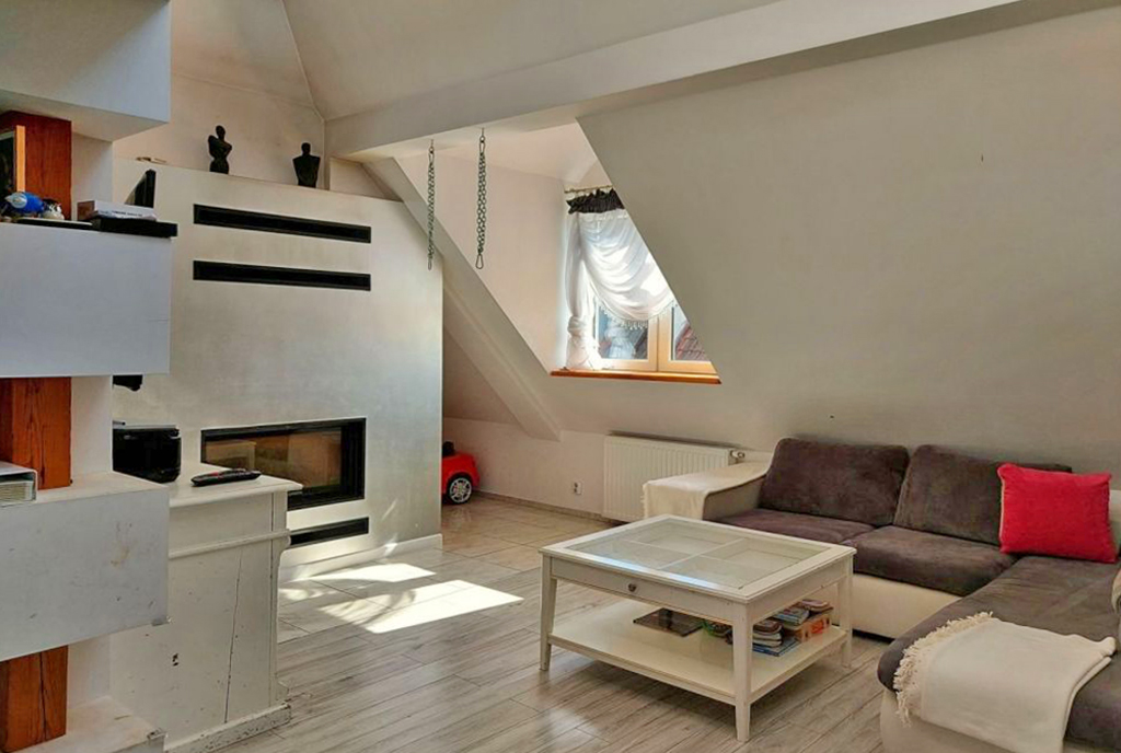 zbliżenie na kominek w salonie ekskluzywnego apartamentu do sprzedaży Legnica (okolice)
