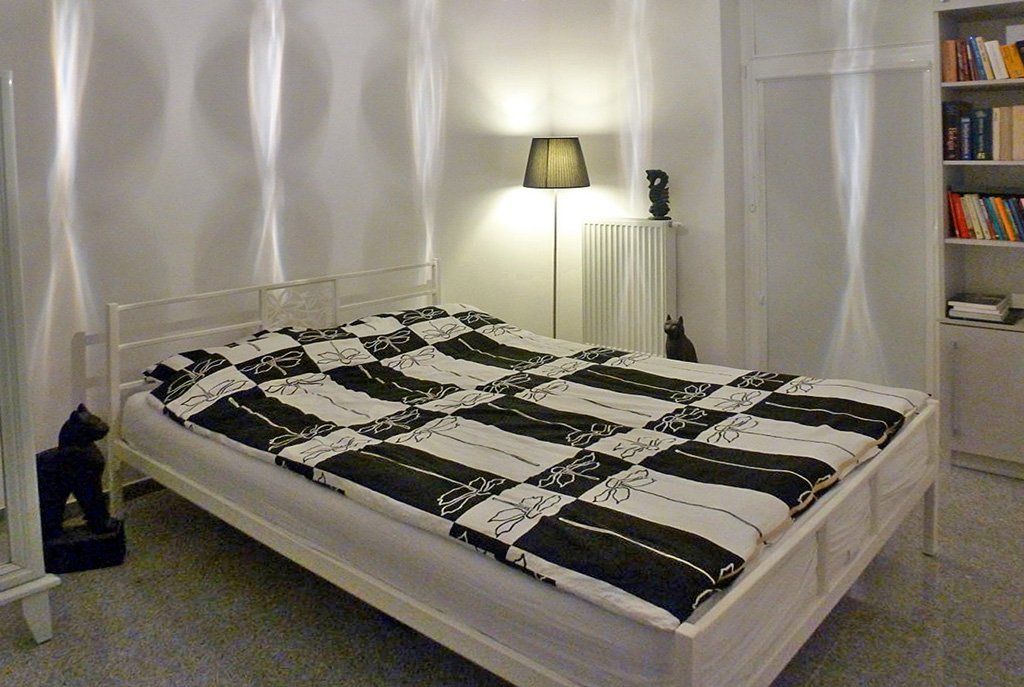 zaciszna sypialnia znajdująca się w ekskluzywnym apartamencie na Mazurach do wynajęcia