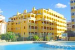 widok od strony basenu na apartamentowiec, w którym znajduje się oferowany na sprzedaż ekskluzywny apartament Hiszpania (Costa Blanca, Torrevieja)