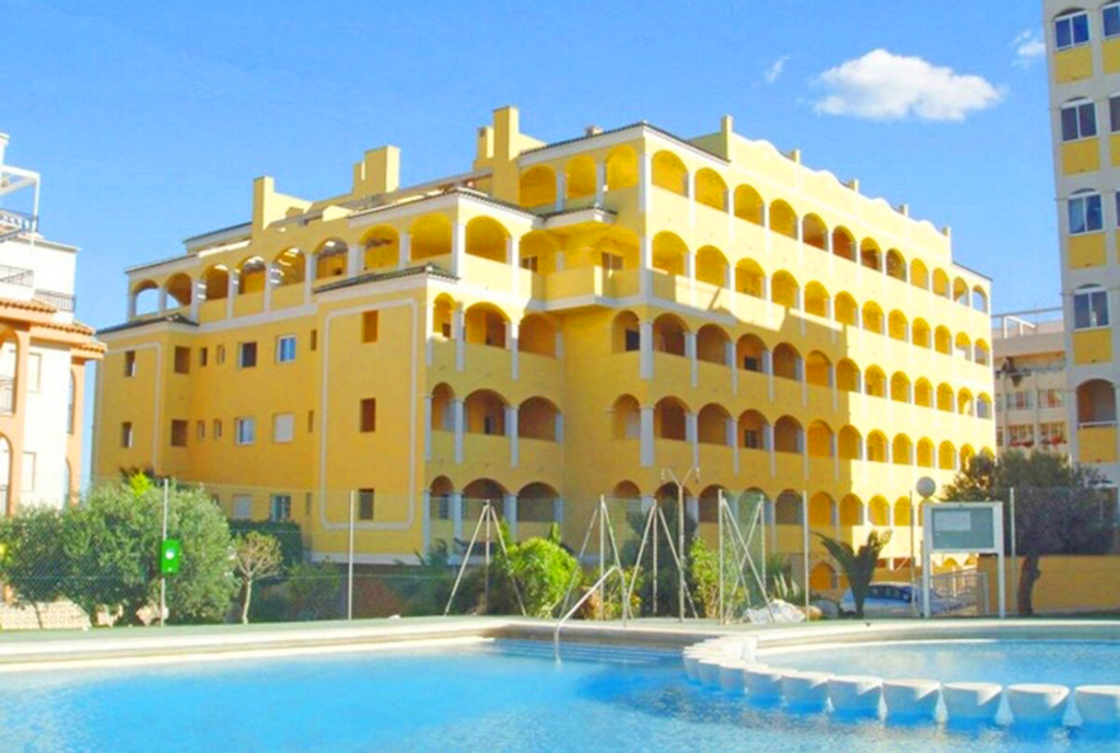 widok od strony basenu na apartamentowiec, w którym znajduje się oferowany na sprzedaż ekskluzywny apartament Hiszpania (Costa Blanca, Torrevieja)