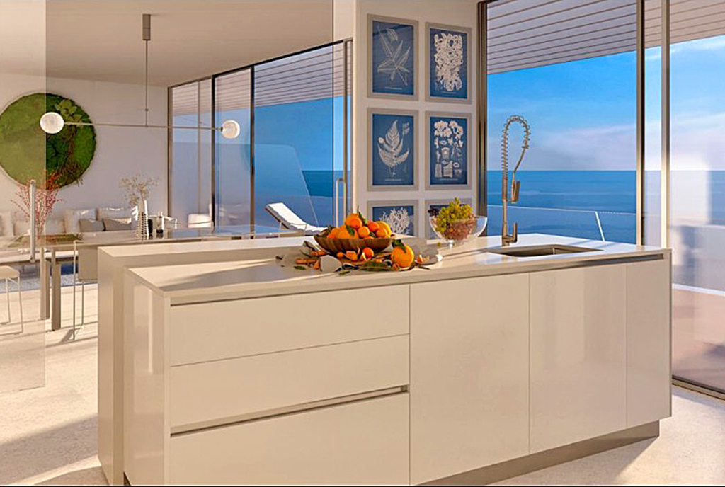 na pierwszym planie okazały pokój dzienny w ekskluzywnym apartamencie na sprzedaż Hiszpania (Estepona, Malaga)